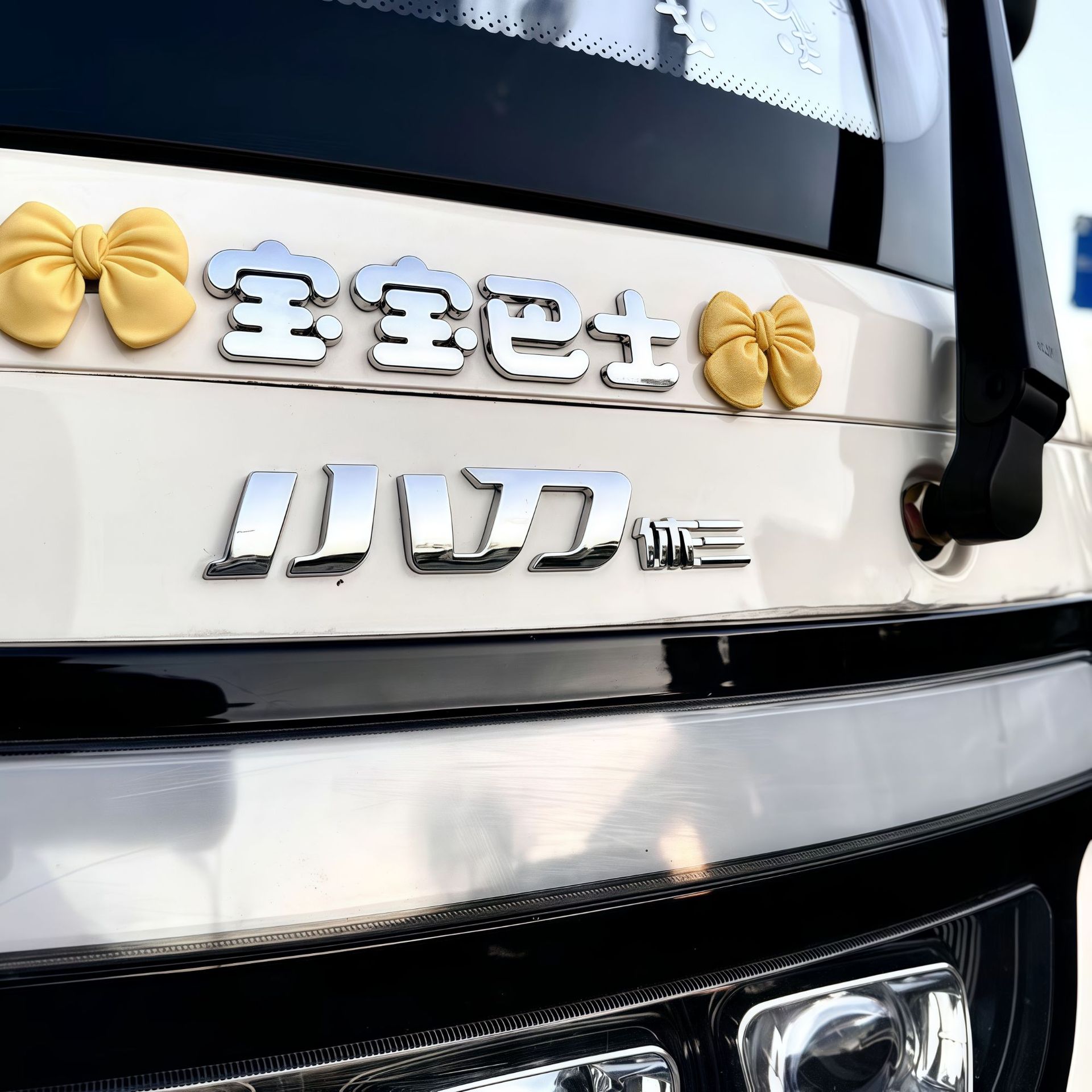 Baby bus (silver) + 2 yellow resin bows