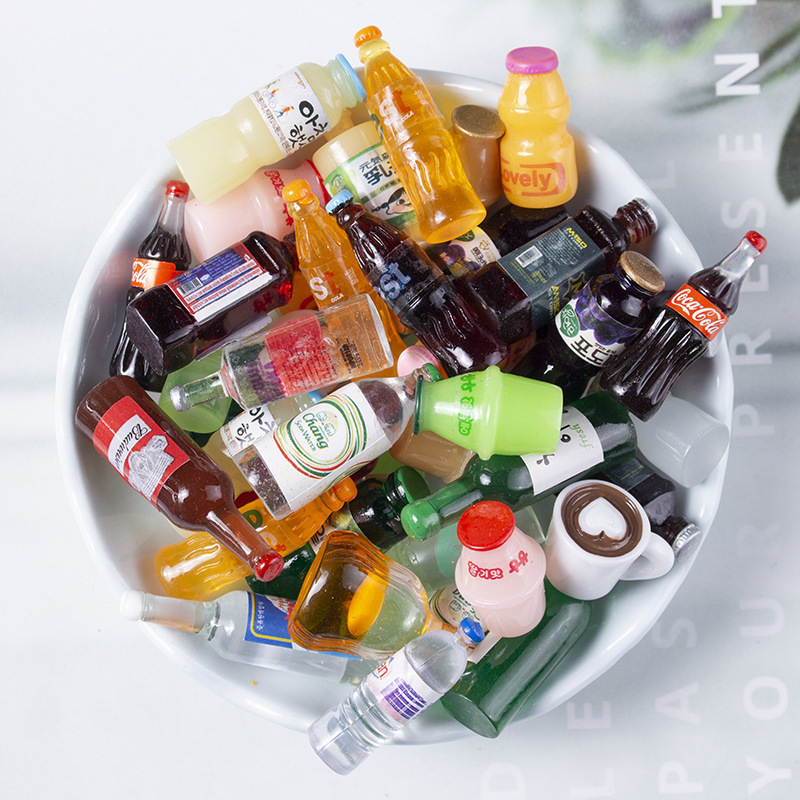 Pequeño Libro Rojo recomendar simulación botella de cerveza mixta dibujos animados DIY resina accesorios bebidas alimentos y jugar teléfono móvil parche al por mayor