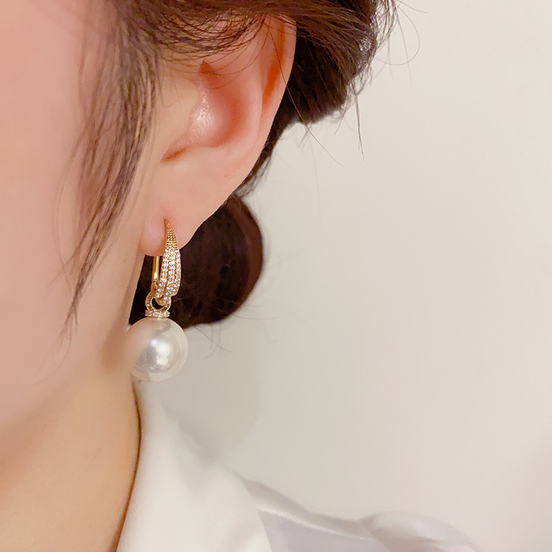 Pendientes de perlas de estilo coreano 2023 nuevo diseño de nicho de dos piezas de moda Super Flash pendientes populares online