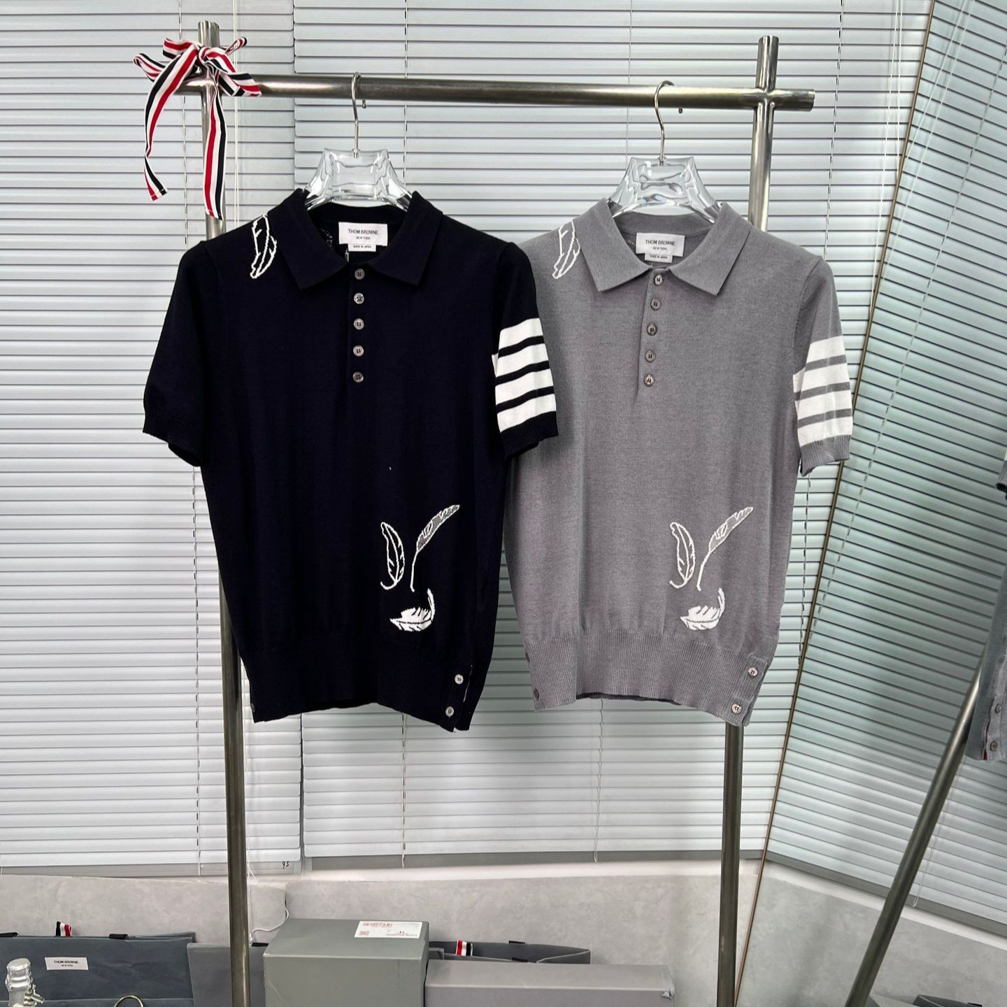 Factory direct sales of high-quality new summer men's shirt with four stripes, leaf embroidery, and a turn-down collar.