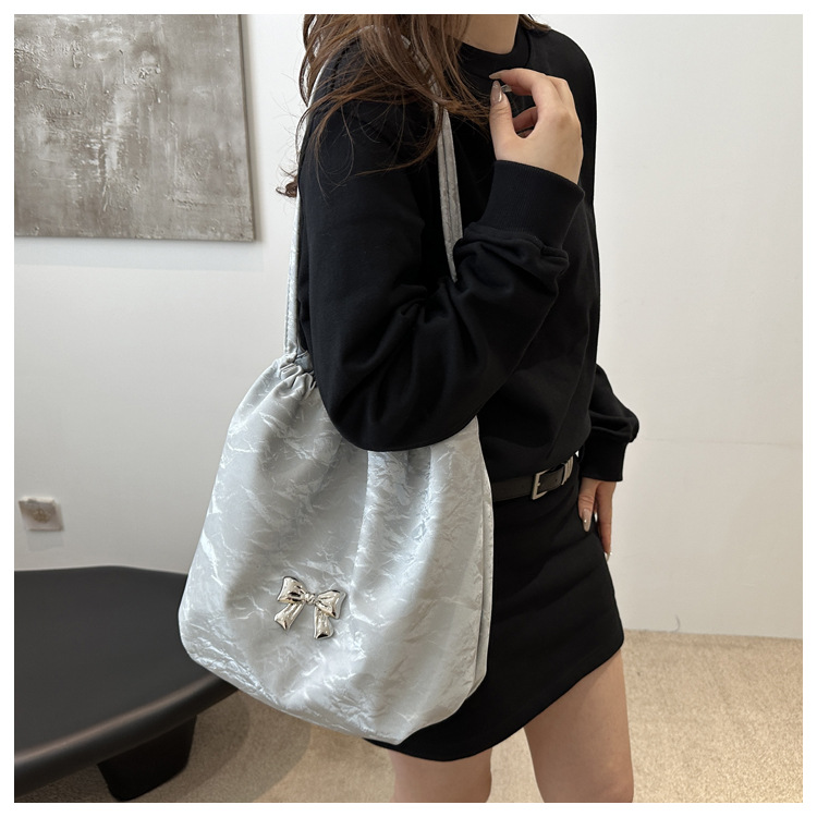 Large-capacity, elegant commuter tote bag, bow single-shoulder bag, distinctive pleated crossbody bag, 2024 new style bag trend undefined