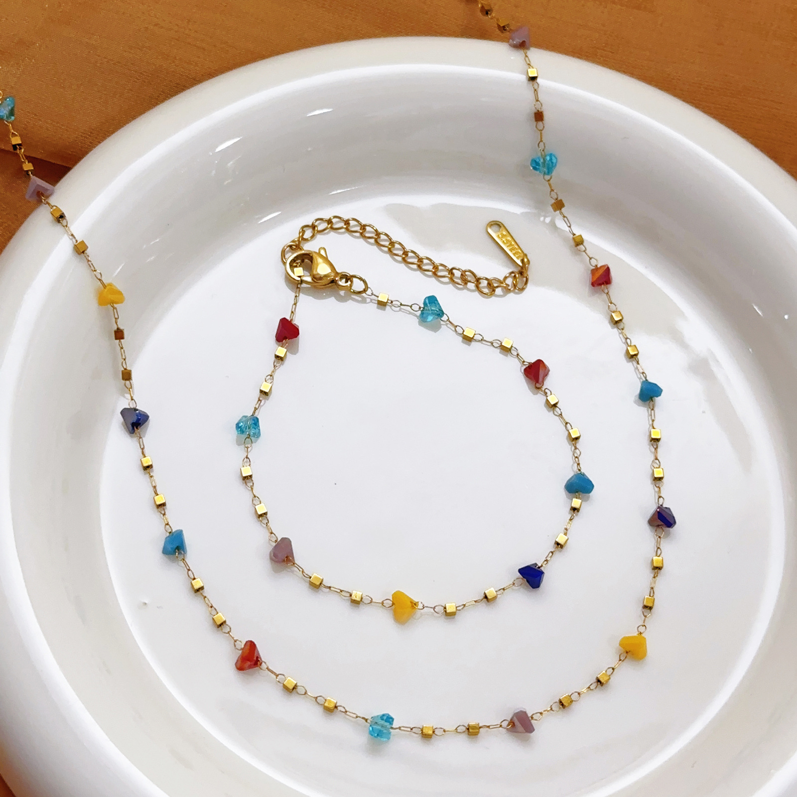 Collar de cristal que no se desvanece de acero de titanio, cadena de clavícula de diseño de nicho de lujo ligero femenino 2025 nuevo accesorio de collar explosivo