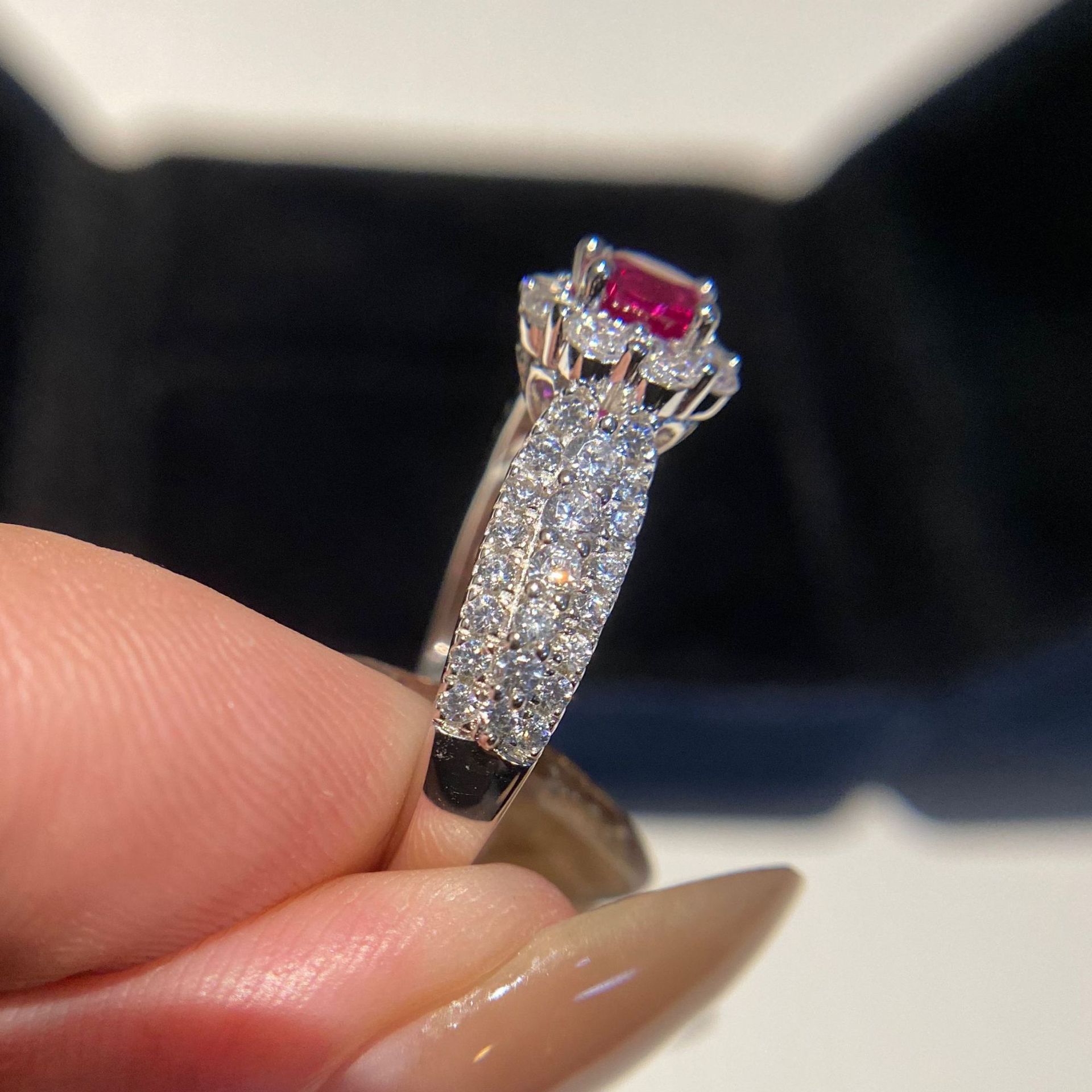 Fashionable wedding ring