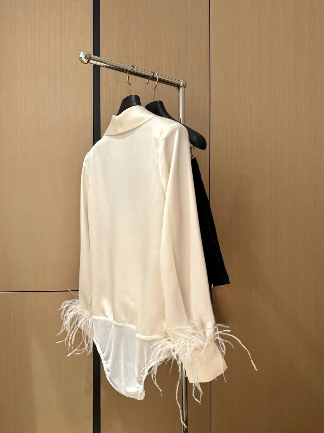 25 primavera temperamento francés satén con cuello en V súper hada hija dama pluma suave camisa de manga larga mujer lujo ligero forro versátil