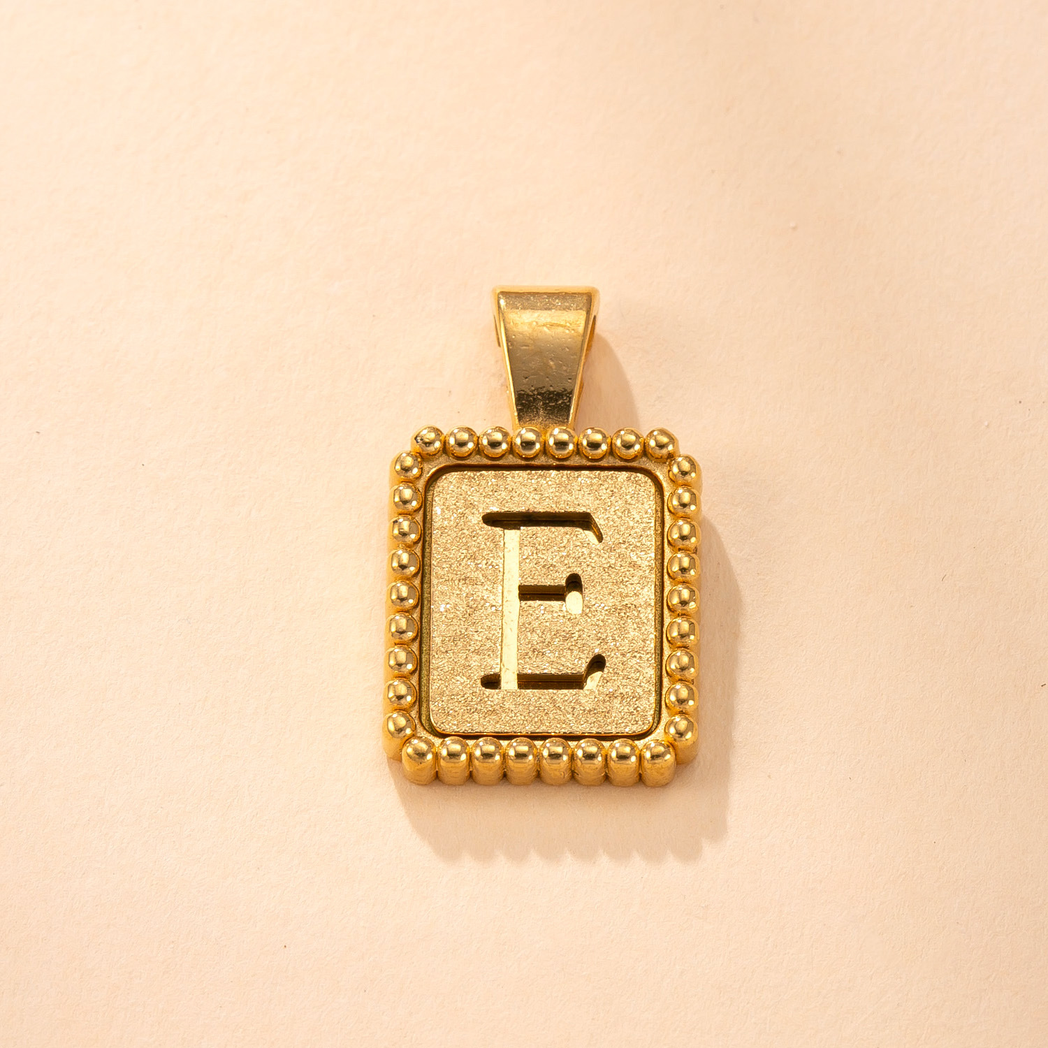 Colgante único Collar de acero inoxidable de moda transfronteriza Colgante de letras de lunares de marca cuadrada fundido Joyas de acero de titanio dorado de 18 quilates