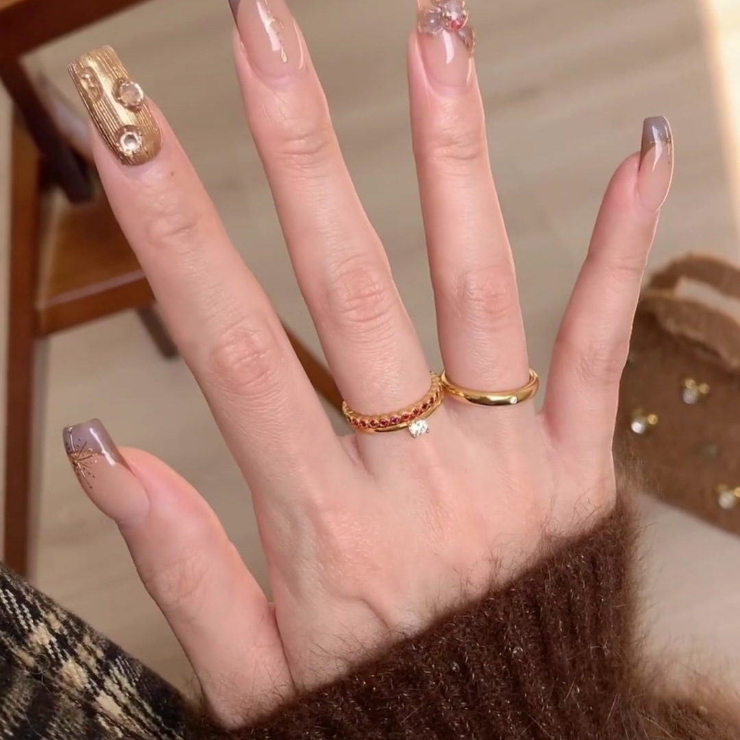 Set di tre pezzi ~ Diamante a punta fine in oro semplice per donna, diamante scintillante, sensazione di lusso di nicchia, impilabile rosso_voghion.com