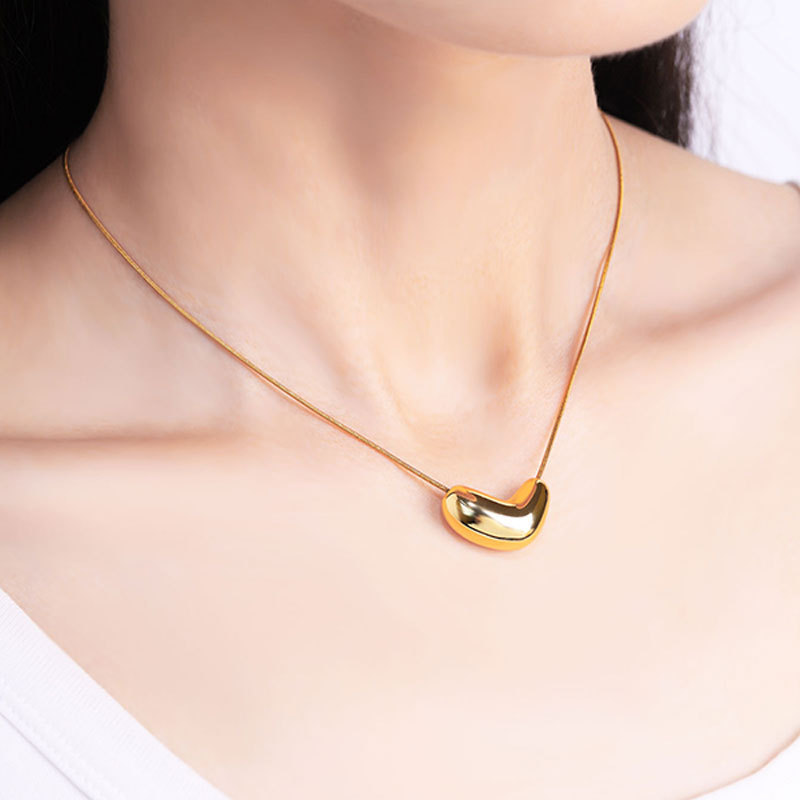 Explosiones transfronterizas amor en forma de V collar de acero de titanio lujoso ligero de lujo alto sentido universal no desvanecido collar de cadena de clavícula de serpiente redonda