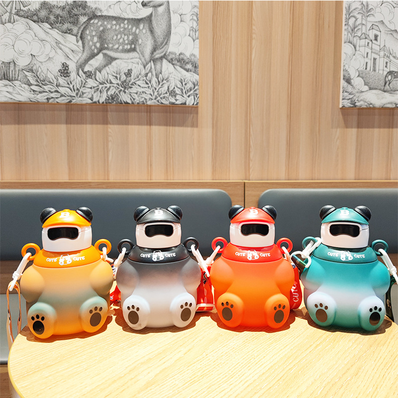 Comercio electrónico al por mayor nuevos niños lindos tazas de agua de alto valor con paja portátil taza de agua de bebidas directas de oso