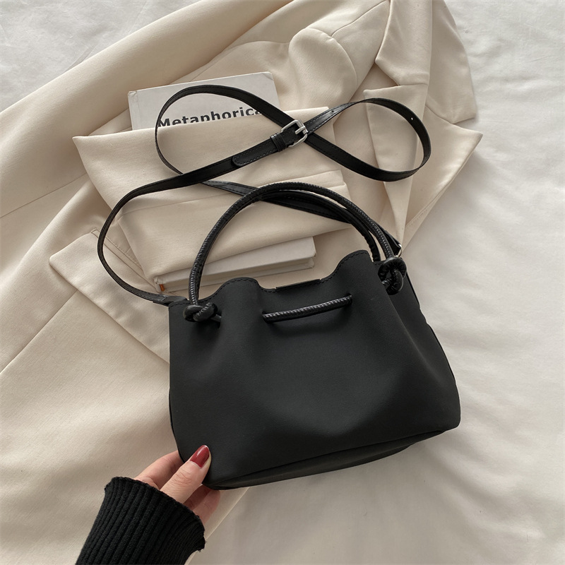 Bolso de mano de gran capacidad de viaje retro 2024 invierno nuevo estilo universal de alta sensación de hombro mochila bolso especial para mujeres