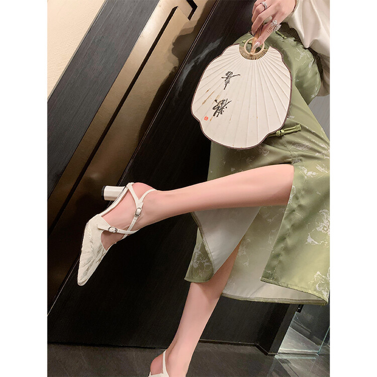 Sandal cao gót mũi nhọn phong cách Trung Hoa mới, chất sa tanh, quai chéo rỗng, gót thô 9 cm — Màu trắng be, Màu Kaki chi tiết 39