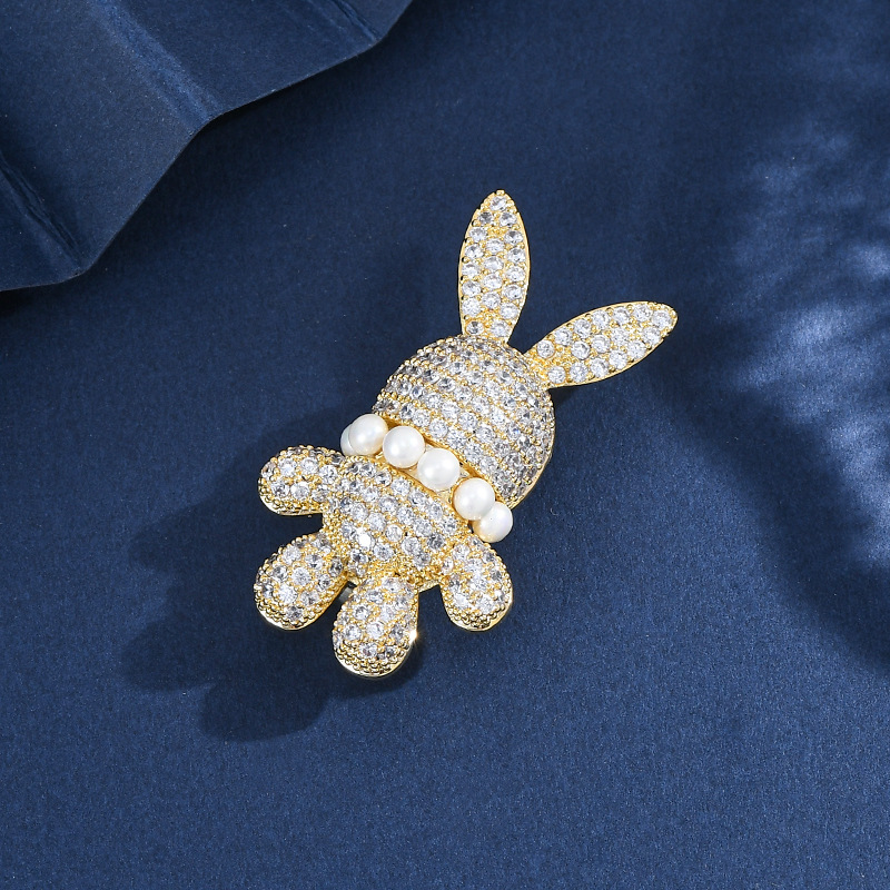 2023 otoño y invierno nuevo estilo de lujo ligero estereoscópico de alta calidad diamante pequeño conejo broche flor de pecho femenina animal pin de zircon