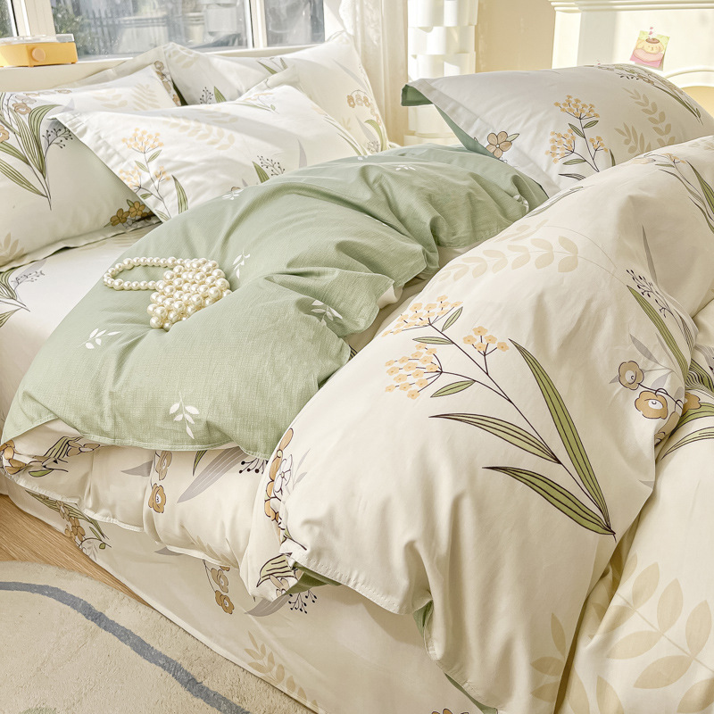 Pequeñas flores de algodón de cuatro piezas de una sola cama impresa cubierta de edredón dormitorio de estudiantes cama de algodón de tres piezas de una sola cama cubierta de edredón