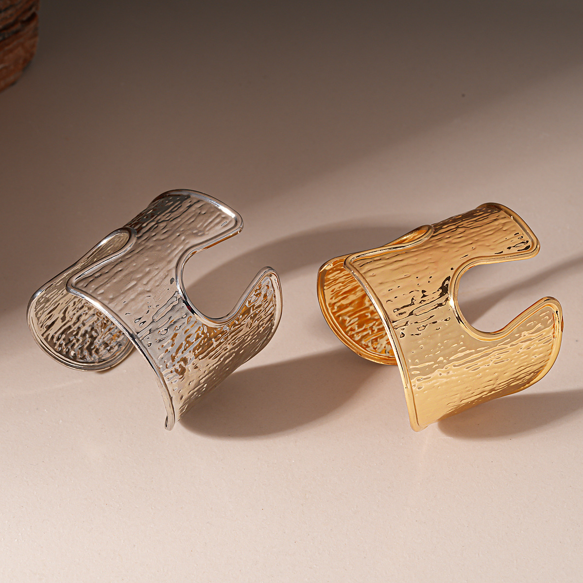 Europa y los Estados Unidos de la industria pesada sensación de metal hueco pulsera abierta redonda brazalete nicho de alta calidad personalidad transfronteriza brazalete