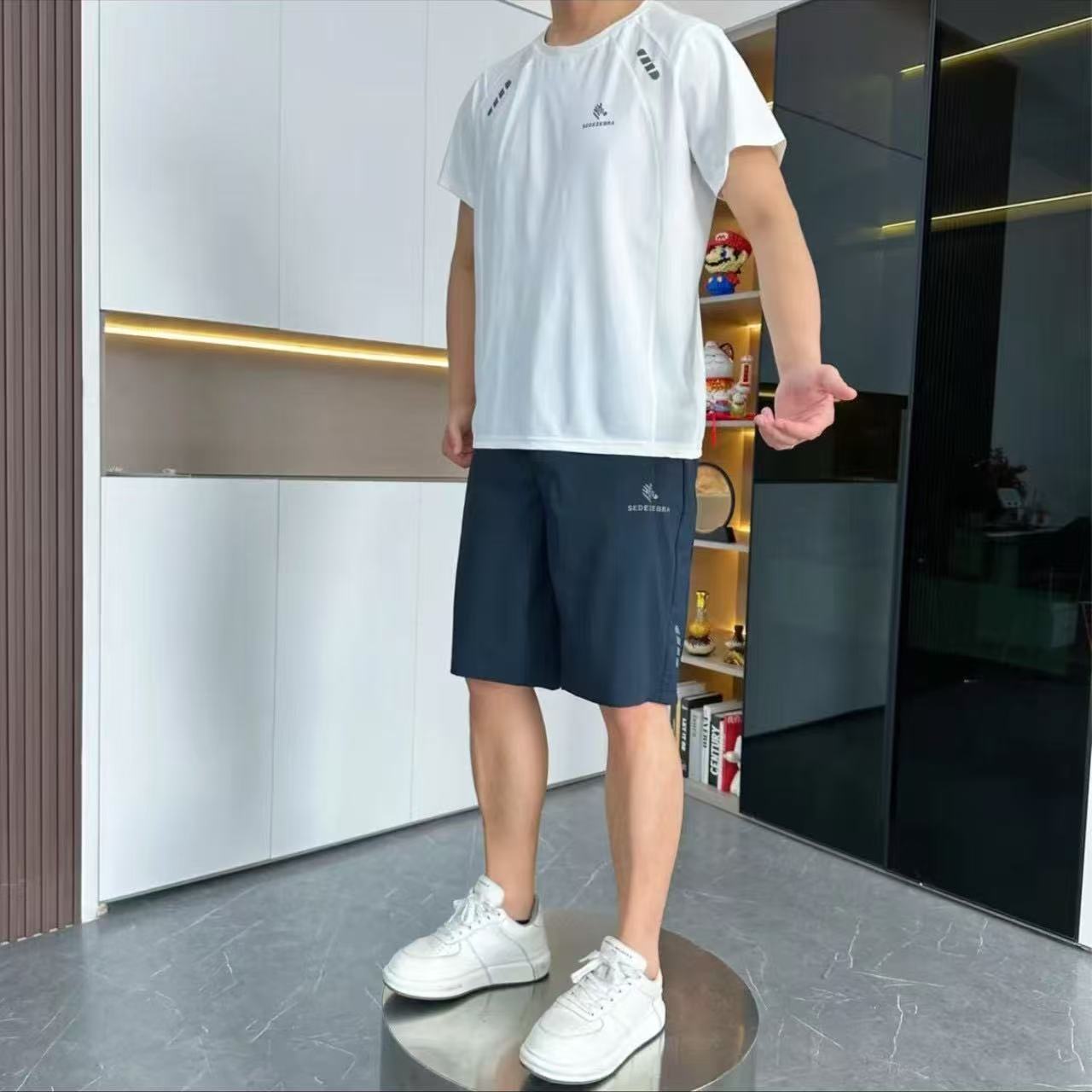 흰 셔츠와 파란 바지