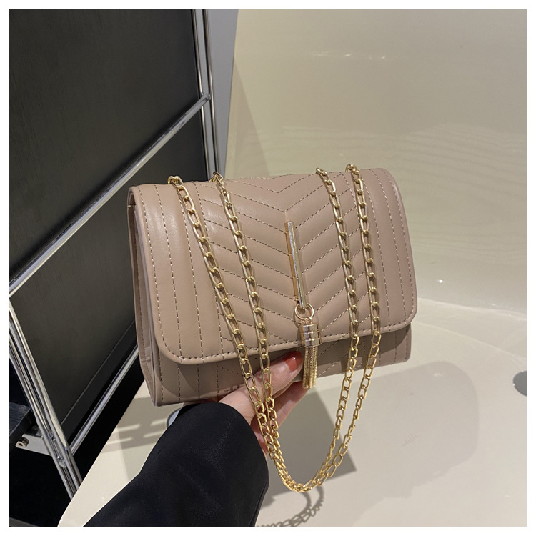 Borsa a tracolla donna con ricamo catena e nappine elegante_voghion.com