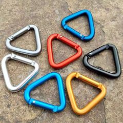 三角形の登山ボタンのキーホルダーは屋外のアルミ合金の登山ボタンのイヤホンを掛けます。