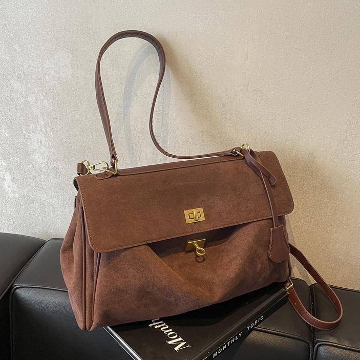 Este año, la popularidad de la bolsa de peluche retro, la capacidad de las mujeres, 2024 otoño y invierno, nueva moda, alta sensación de bolso de hombro.