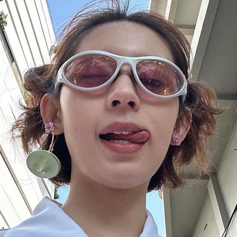 甘いクールな白い縁のピンクのy2k千年風のサングラスの女性の高級感はサングラスのスポーツを責めます。|undefined