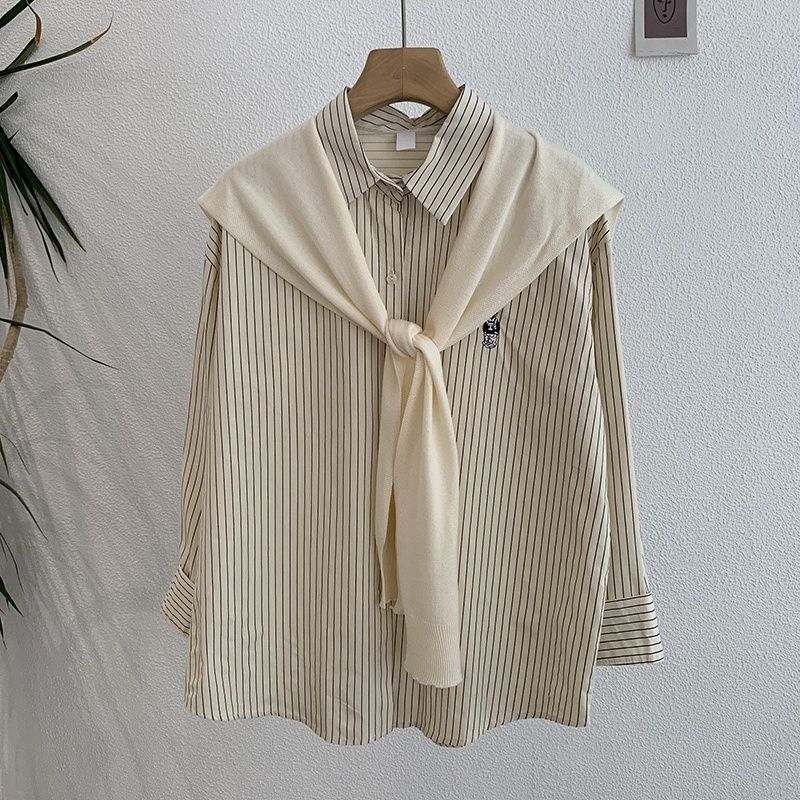熊の刺繍は襟をめくって、長袖の中の長いストライプのゆったりしたシャツの上着のニットのショールの2つのセットの女性を掛けます。|undefined