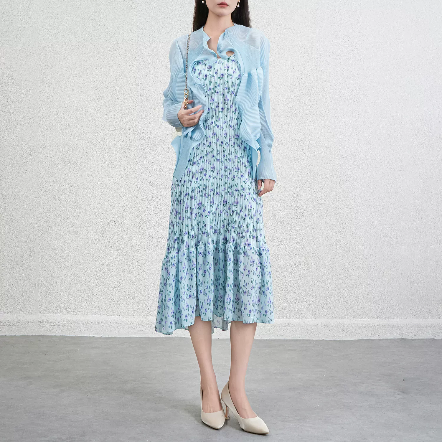 蓝色吊带碎花连衣裙子女夏季2025新款褶皱气质绝美海边度假风长裙