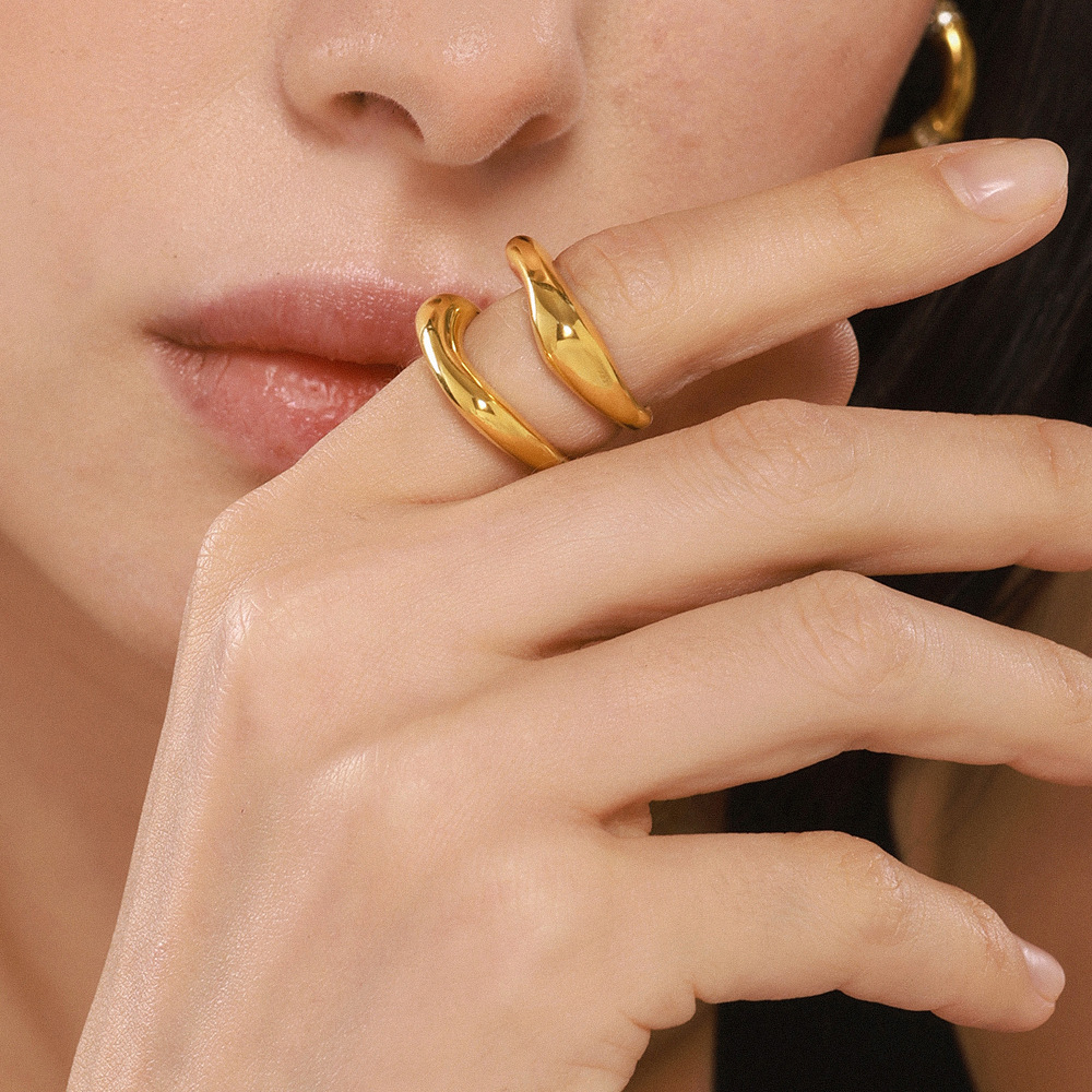 鑫芸鑫ins国境を越えたステンレス材質の幾何学的不規則な指輪の女性は18k金をメッキして色を落とさない指輪卸売りをしている