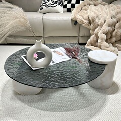 イタリアの非常にシンプルな天然大理石のリビングルームの円形の強化ガラスの水の波紋のお茶のデザイナーのアイデアの高級テーブル