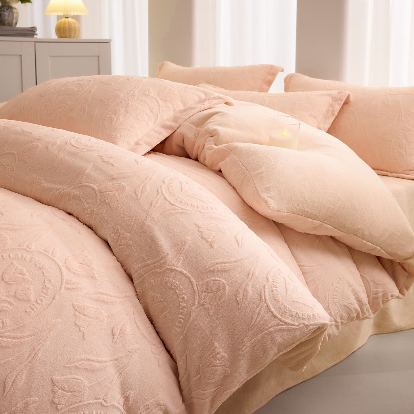 Una clase de cuatro piezas de seda de leche engrosada de alto peso 5D esculpido edredón cubierta sábanas de cama de invierno Kits de calor