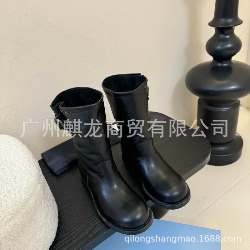 高端品质2025秋冬三角标真皮圆头复古低跟皮带扣中筒马丁靴骑士靴|undefined