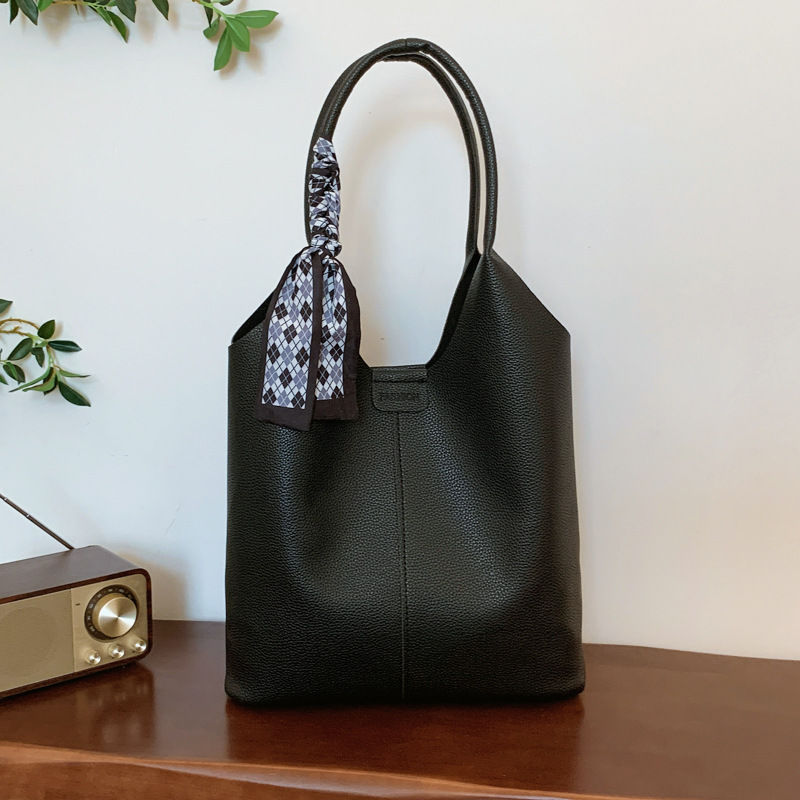Bolsas de gran capacidad retro de aire extranjero para mujeres 2024 nueva moda bolsas de brazo de hombro universal bolsas de cubo de transporte
