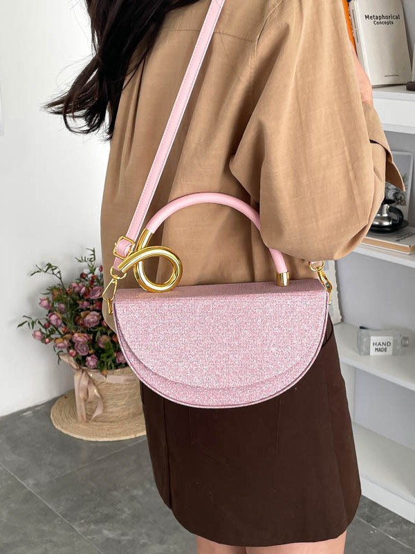 Nicho de diseño de bolso de silla de montar medio círculo, bolso de mano de textura de alta calidad, moda lujosa, bolso de hombro universal.