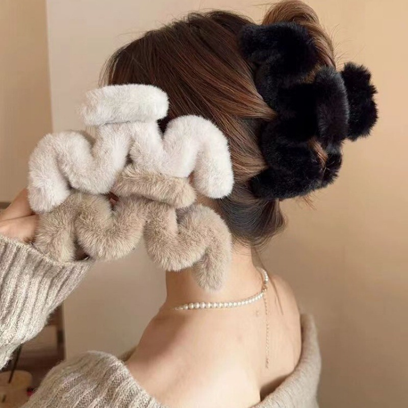Autumn and Winter New Style High-End Plush Large Hair Clip for Women, Elegant Ins-Style Furry Shark Clip for the Back of the Head