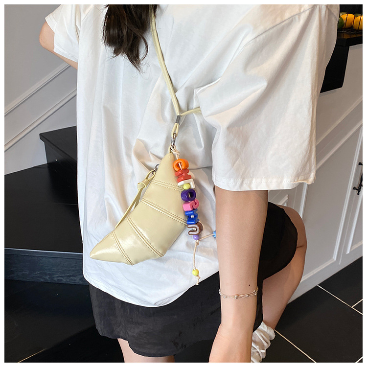 The cute horn bag with a niche neckline design is fashionable and trendy. The mini crossbody bag is in a solid color, simple and elegant with a high-end texture undefined