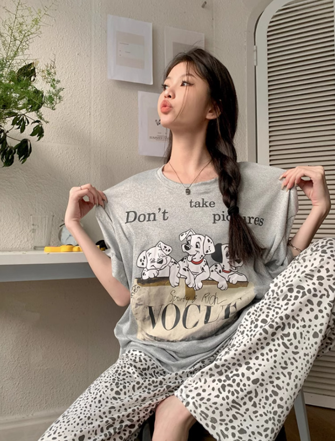 짧고 긴 회색 세 개 스팟 바지