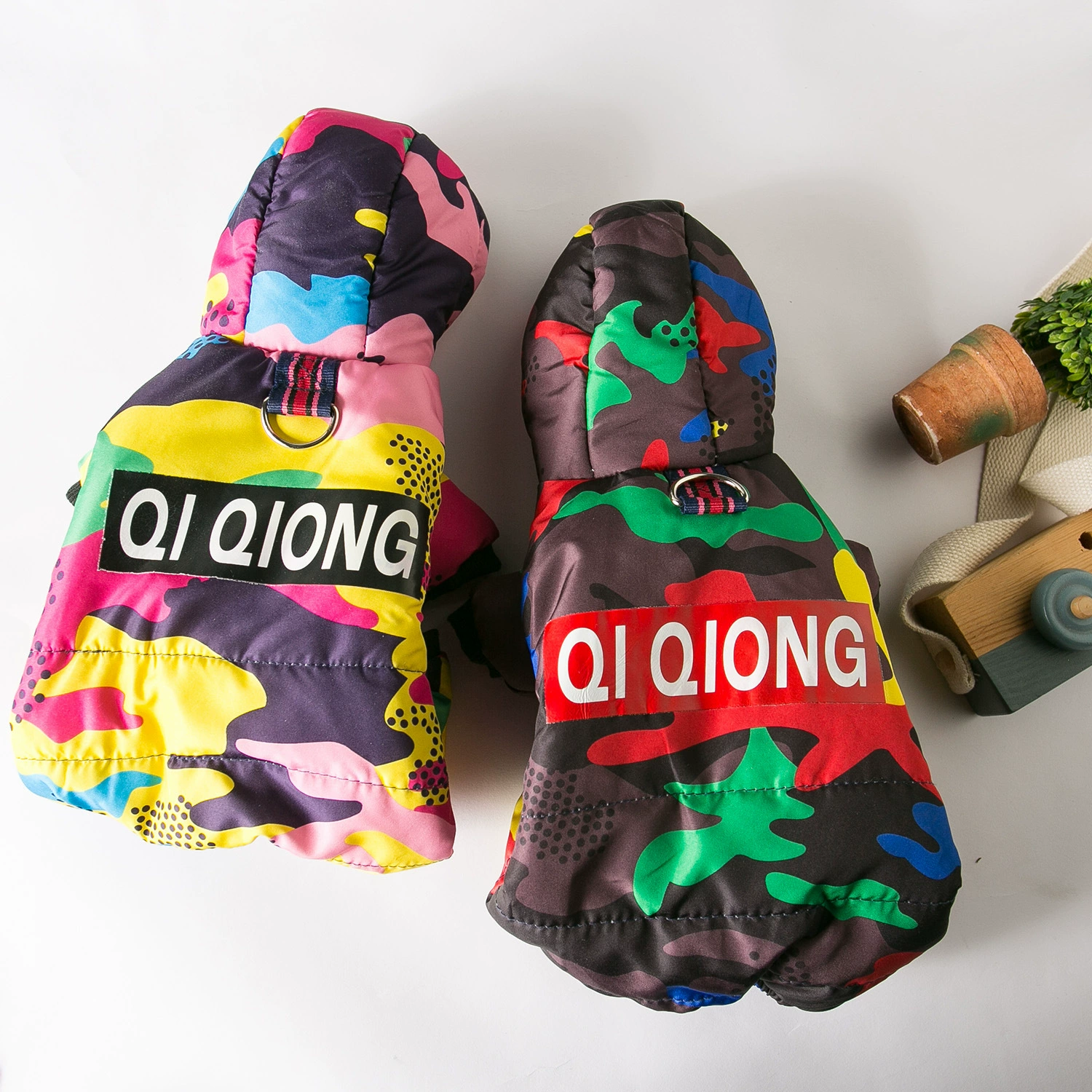 Домашние животные Одежда Домашние животные Четвероногие хлопчатобумажные Одежда для домашних животных Осенняя и зимняя одежда толстые буквы камуфляжная четвероногая хлопчатобумажная одежда