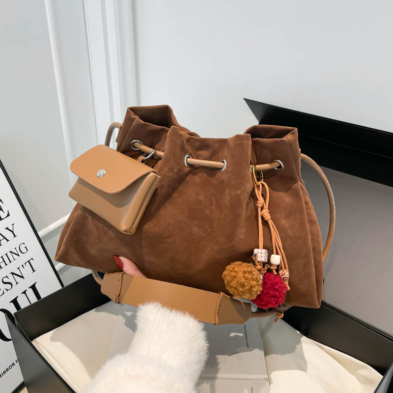 Bolsa de invierno de mujer 2025 nuevo estilo de moda de alta calidad sensación ligera de lujo bolso de cubo de cuerda de dibujo bolso de hombro