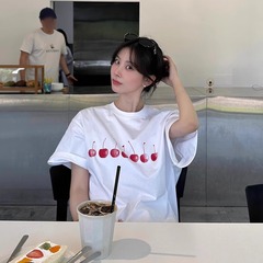 2025夏の韓国系さくらんぼプリント丸首tシャツ半袖の女性がゆったりとした白い上着