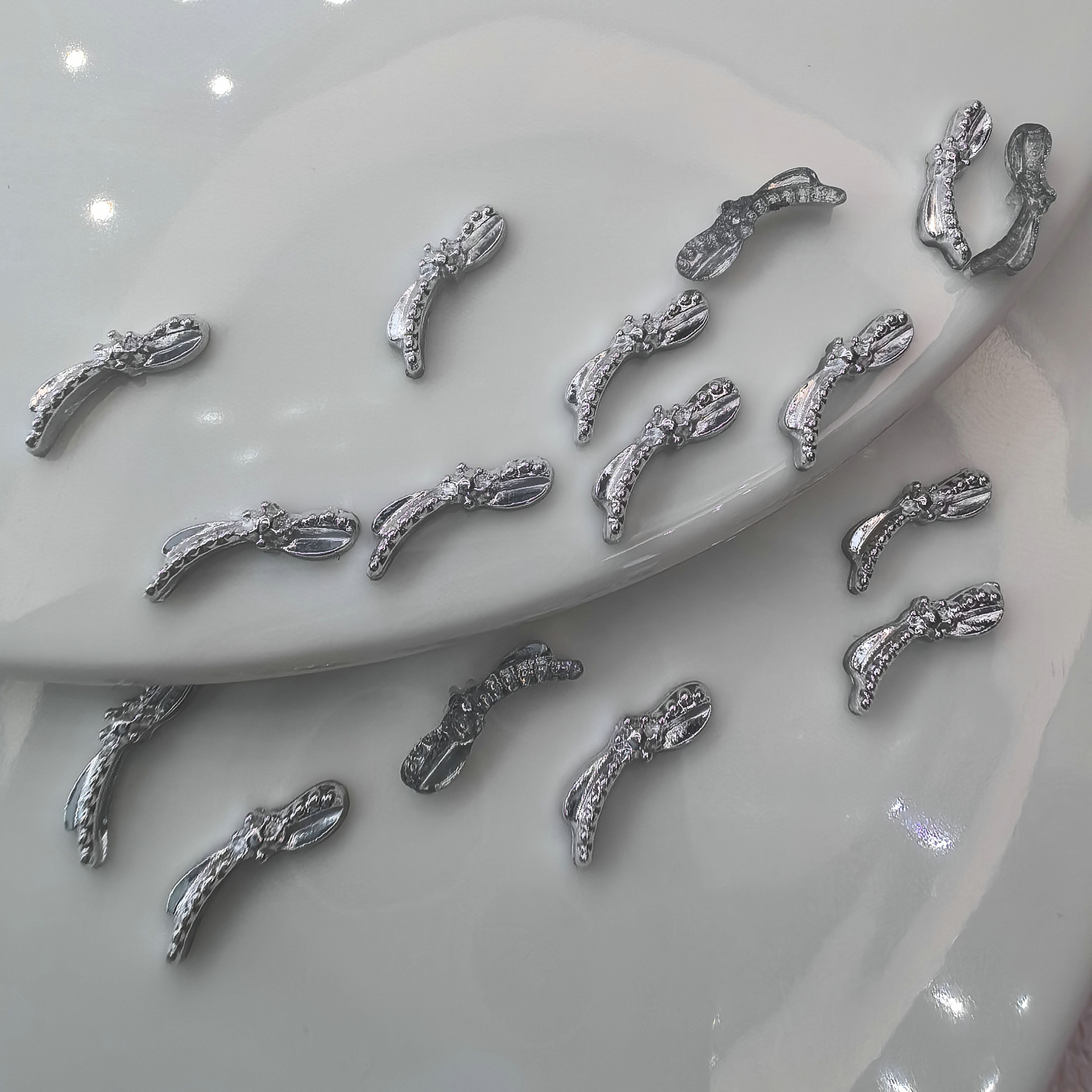 银色树脂钻美甲饰品批发工厂家浙江义乌东莞江苏安徽江西产业带0