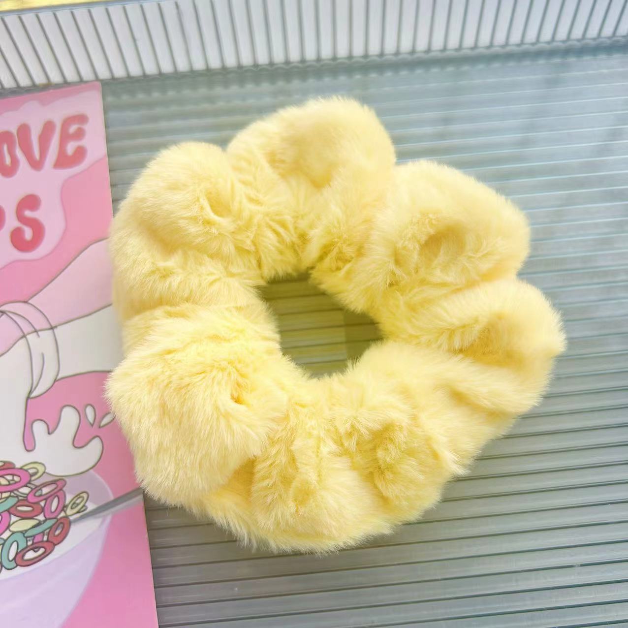 Otoño y invierno simple de color sólido de peluche collar de intestino elástico cabello de la cabeza de la niña detrás del anillo de cabello de la cabeza