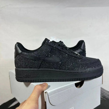 ����AF1�����ǰ�Ь�վ�һ�Ÿ�������Ь����׹���Ůʱ�аٴЬ