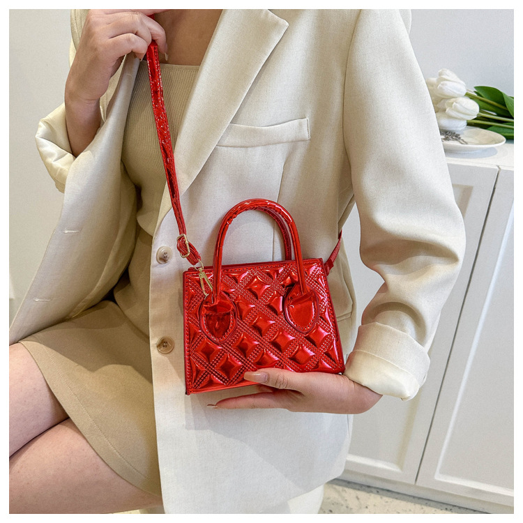 Piccola borsa a tracolla quadrata in vernice effetto goffrato_voghion.com