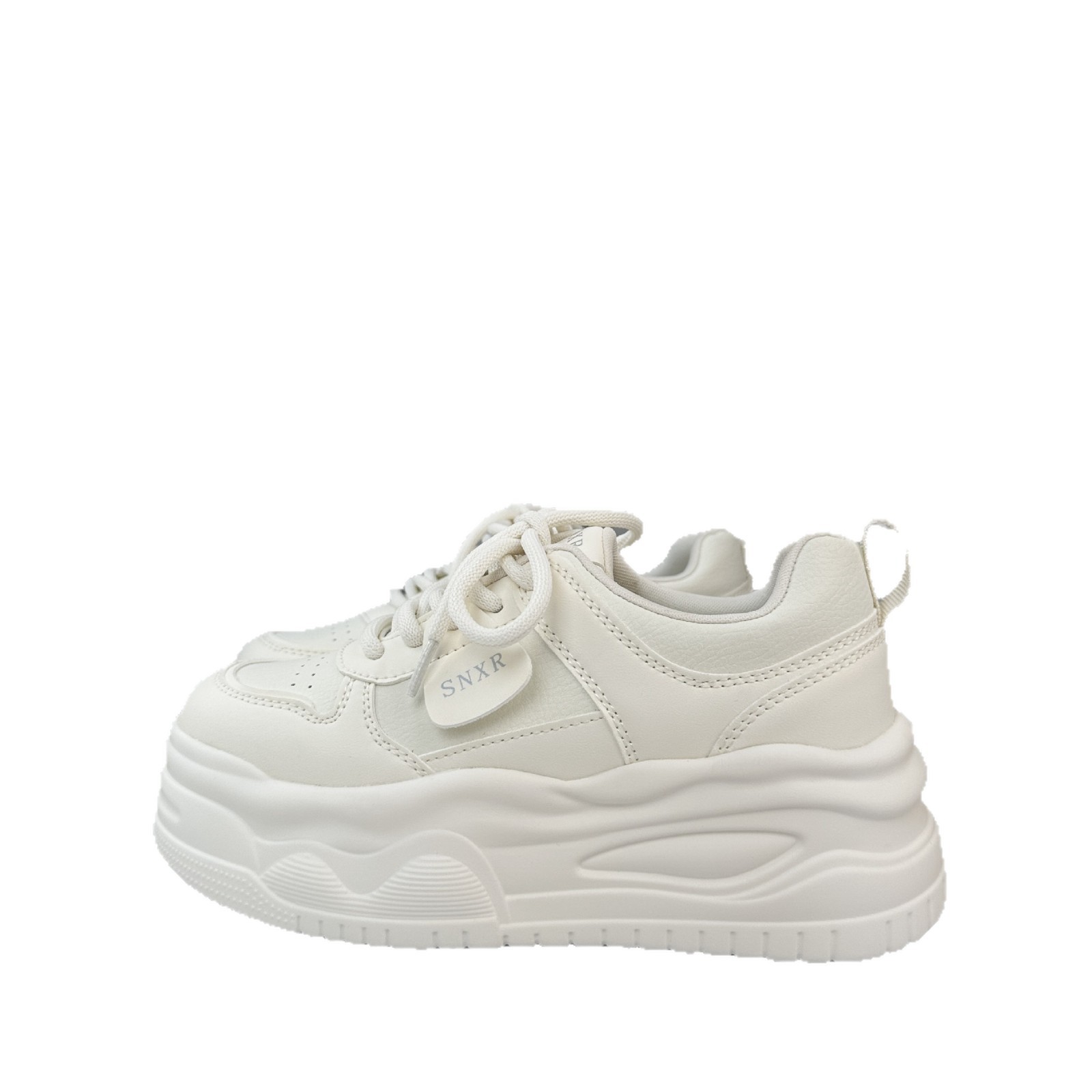 Pequeños zapatos blancos para mujeres 2025, nuevos zapatos de pan de suela gruesa, zapatos deportivos de skate casuales de mujer.