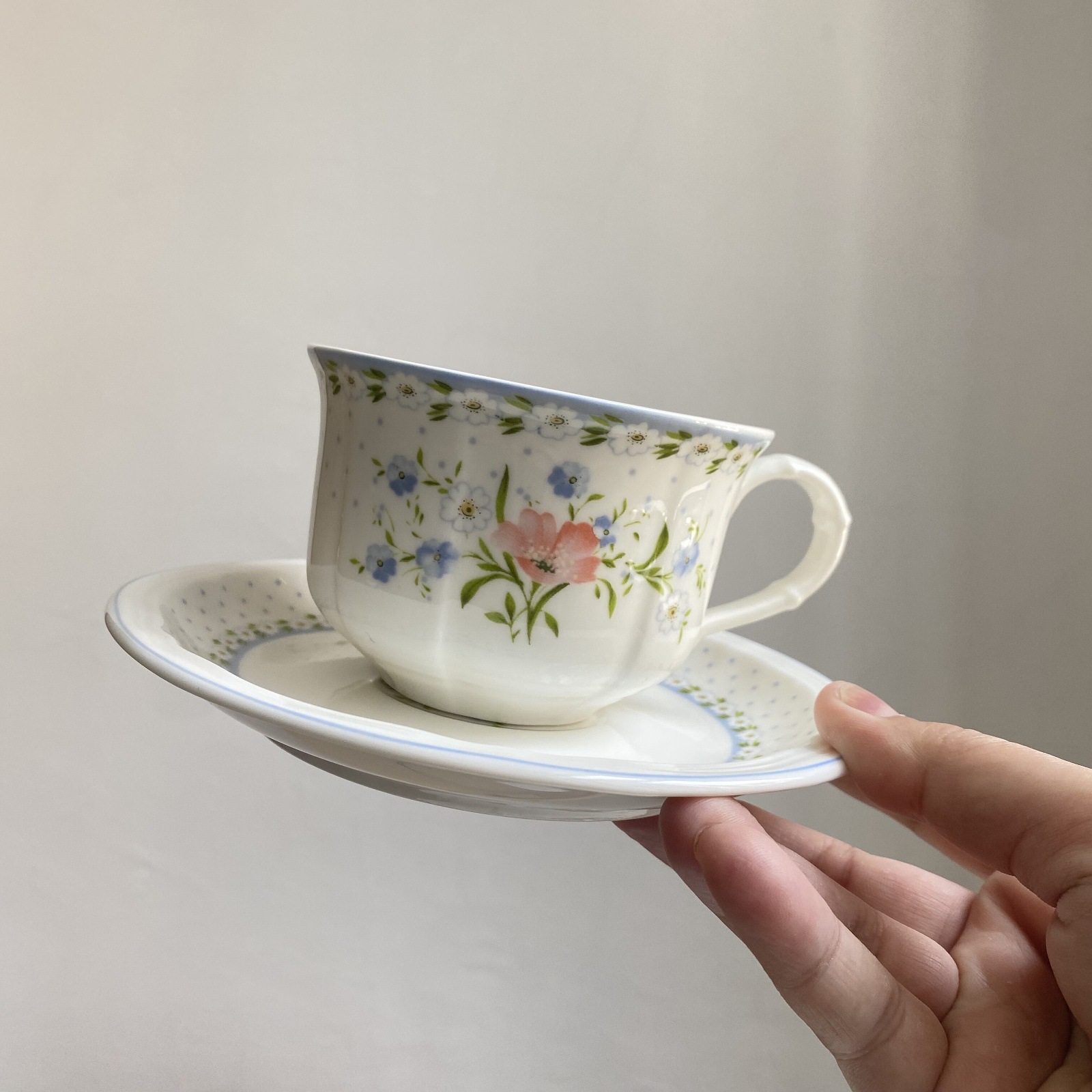 Comercio exterior simple taza de café de cerámica de alto valor nominal pequeña flor triturada set de té de la tarde té negro taza de café taza de té plato