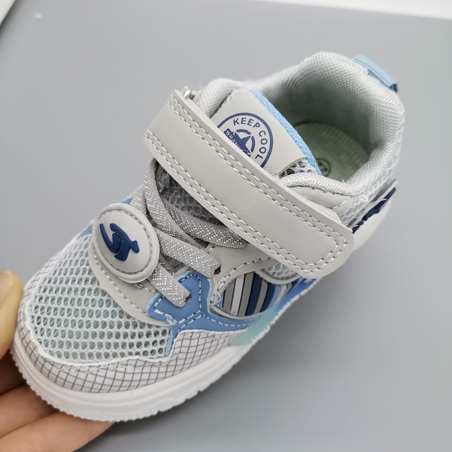 Nuevas pegatinas de malla única para niños pequeños y medianos de 3 a 8 años, zapatos para niños y niñas, zapatillas de deporte antideslizantes de suela blanda para bebés