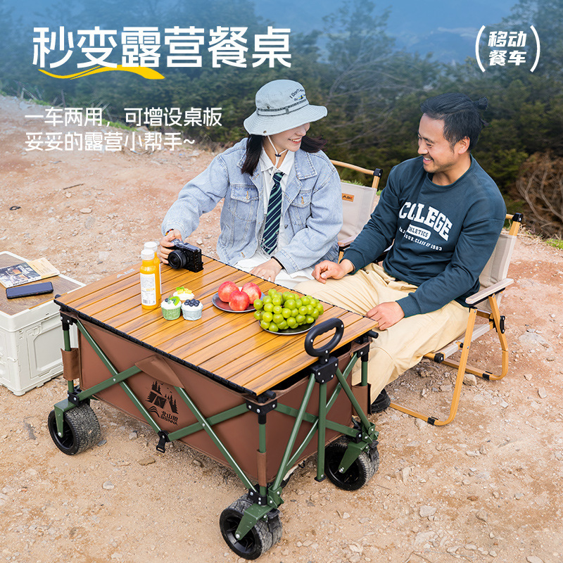 キャンピングカーのキャンプ用カートの外に屋台を置いて手押し車の大きいサイズのピクニック用車のハンドルを引いてカートを集めます。|undefined