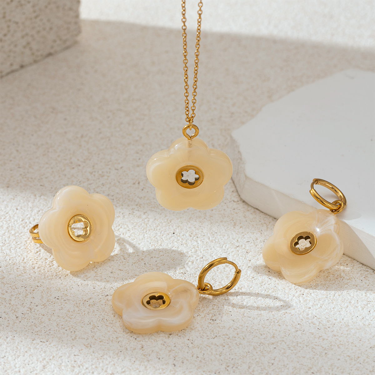 Collar de acrílico de lujo ligero de nicho universal de flores acrílicas conjunto de joyerías transfronterizas para mujeres