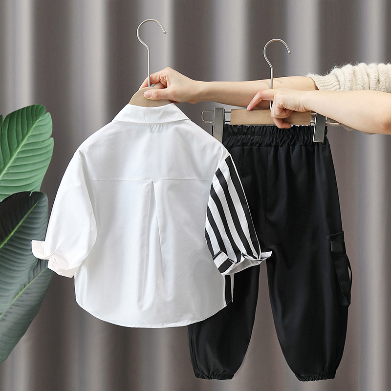 5918 traje de camisa para niños 2025 primavera y otoño nuevo estilo camisa de costura a rayas para niños traje de dos piezas de otoño para niños