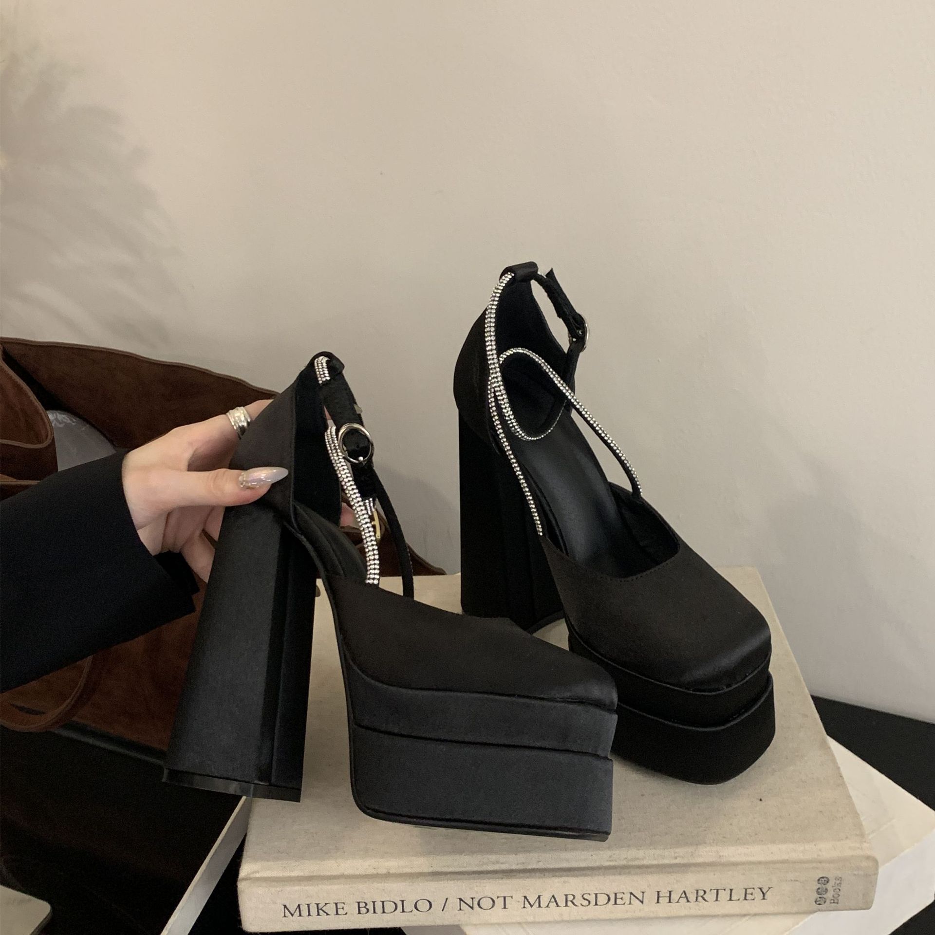 Giày cao gót nữ đế xuồng platform mũi vuông, gót 15 cm, chất liệu satin đính đá — Màu sâm panh chi tiết 24