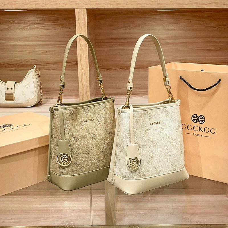 Small one-shoulder bag for leisure, high-end