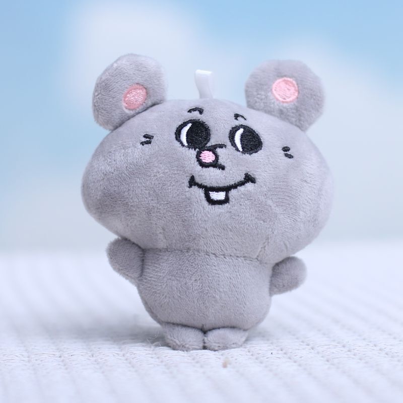 ネットの赤いかわいい萌美とラットの掛け物のぬいぐるみの子供の小さいネズミの包みは鍵を掛けて人形を掛けます。|undefined