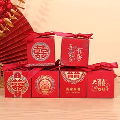 国潮風中国式正方形ホテルはテーブルを並べています。